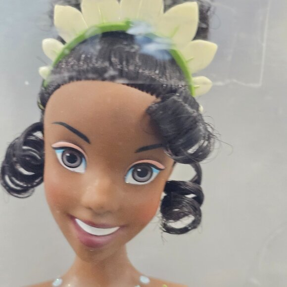 Disney Store Exclusive The Princess Tiana & The Frog Princess Tiana Doll (2009) - Picture 12 of 16